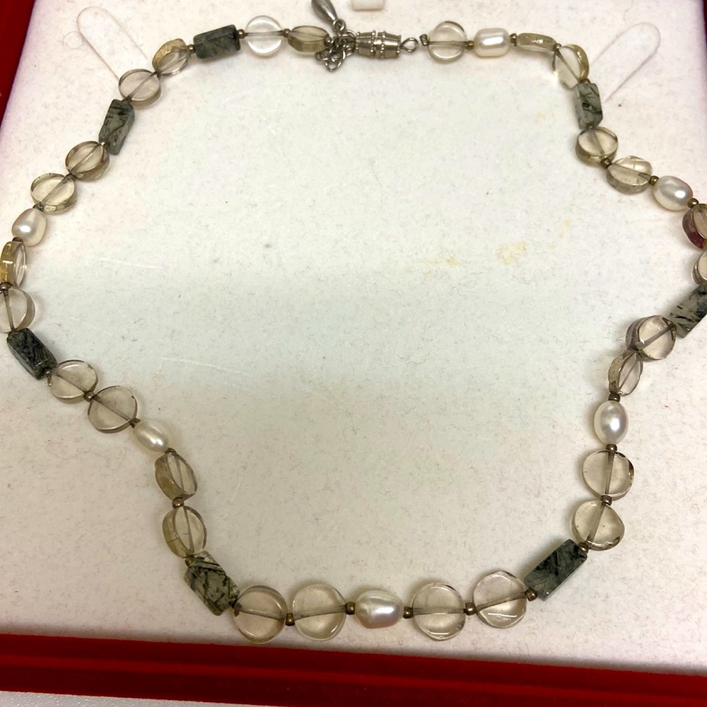 Grey quartz and white pearls necklace